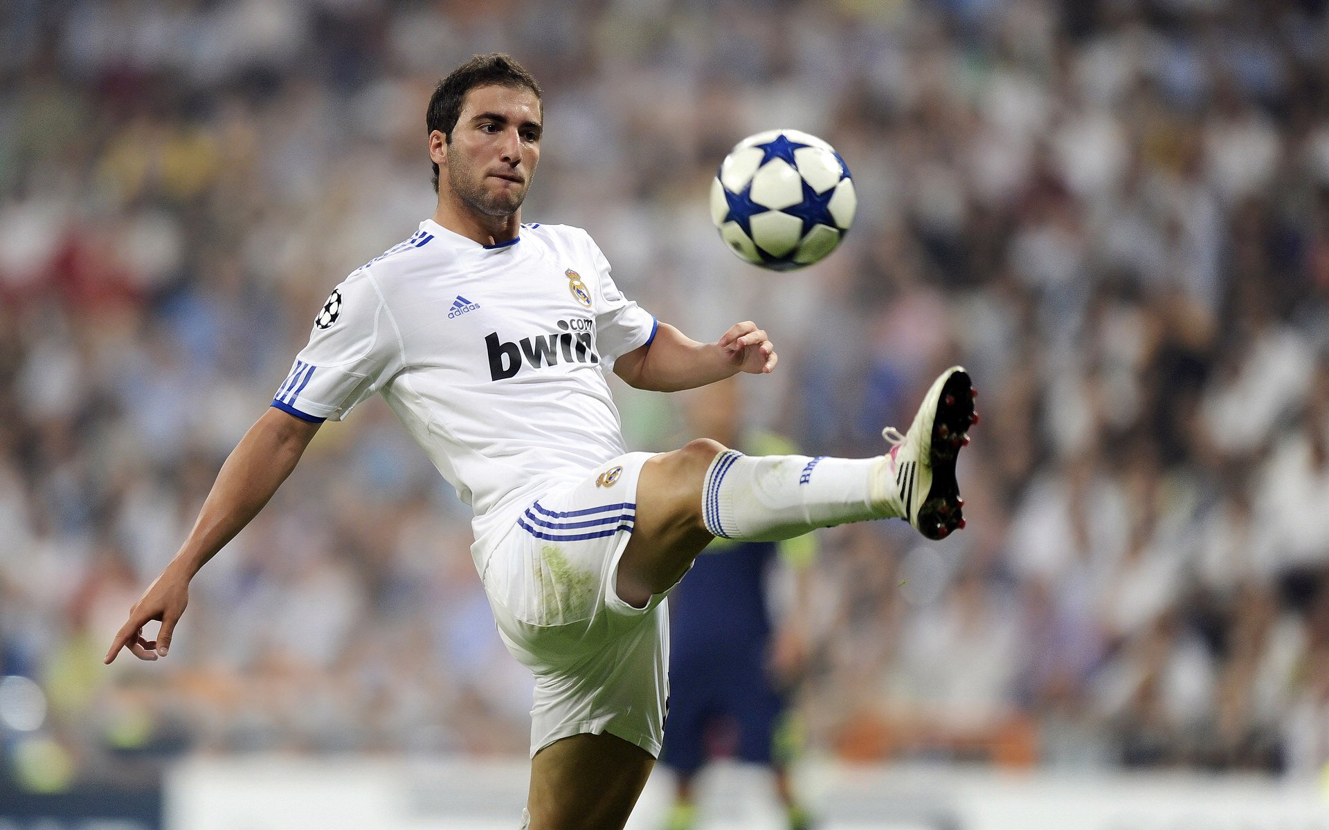 德布劳内打出统治级数据，苏格兰压哨击败莱比锡红牛，双线战场上的战术启示