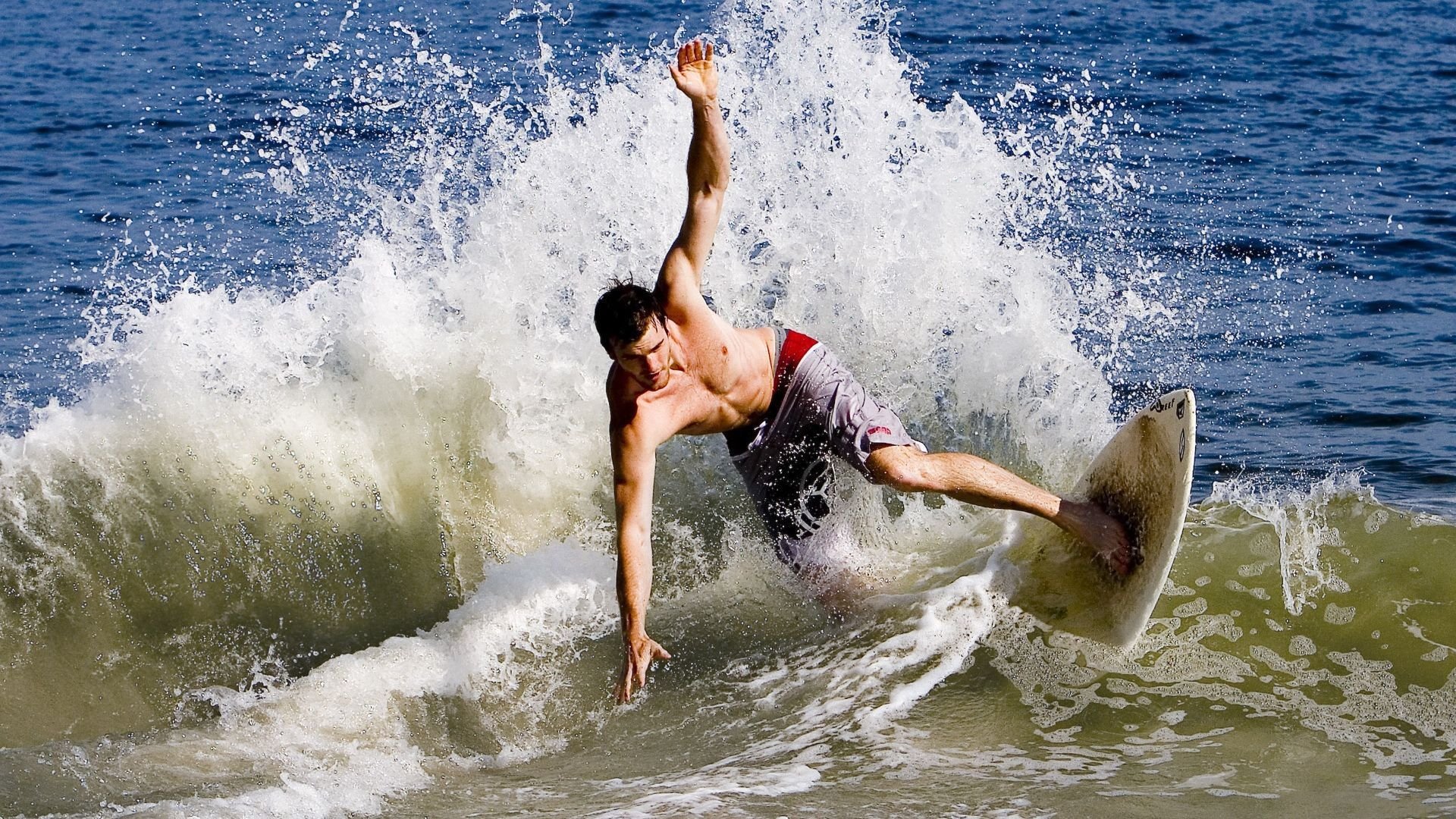 开云体育-库尔图瓦一夫当关，爱尔兰的绿荫奇迹如何碾过米兰王朝？